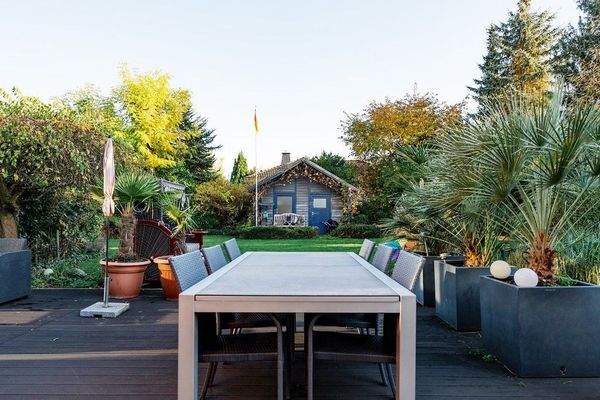 Terrasse mit Gartenhütte