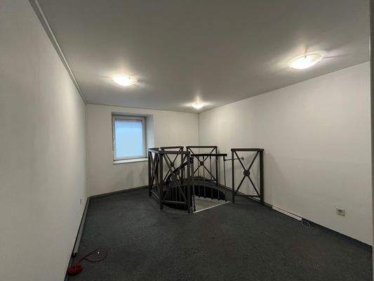 Gewerbeaufgang EG ins OG