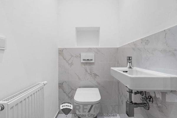 Toilette mit Handwaschbecken