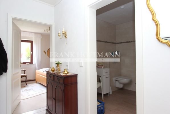 Flur mit Zugang zum Bad und Schlafzimmer