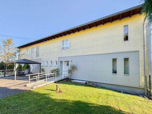 Seitenansicht mit Rampen