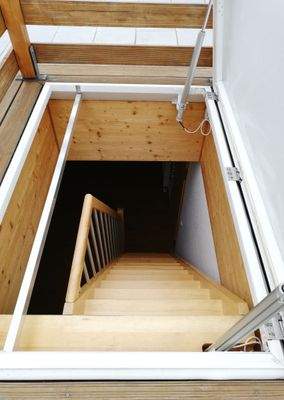 Holztreppe, Blick in die Wohnung