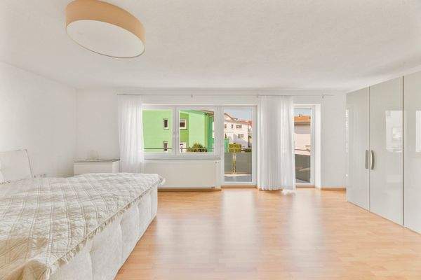 Schlafzimmer OG mit Zugang zum Balkon