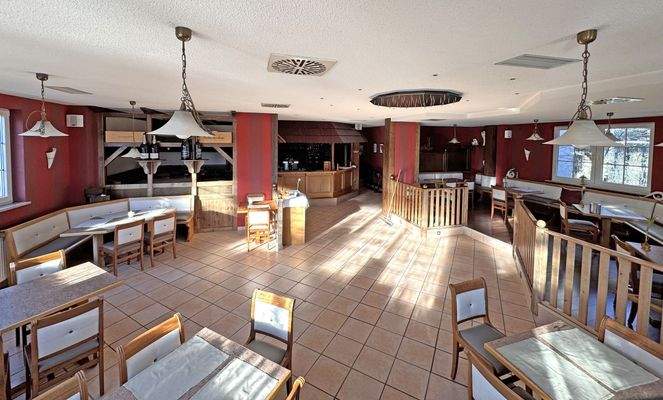 Geräumiges Restaurantinterieur