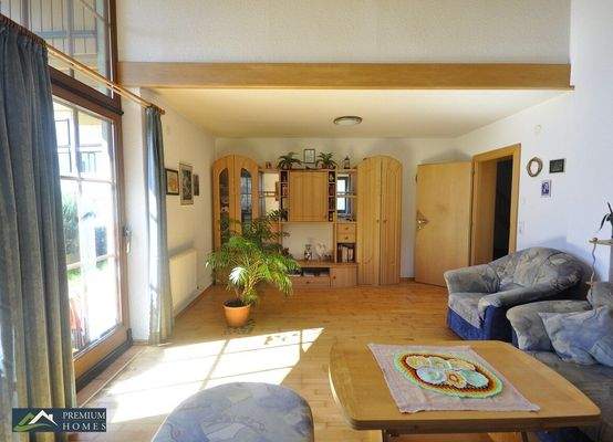 Doppelhaushälfte in Aussichtslage - Wohnzimmer mit Zugang auf die Terrasse