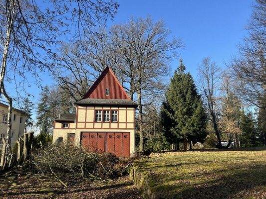 Baugrundstück mit Nebengebäude