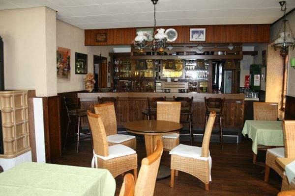 Gastraum mit Bar