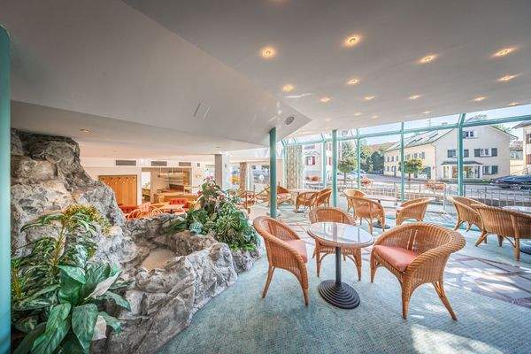 Oberes Café mit Kunstfelsen.jpg