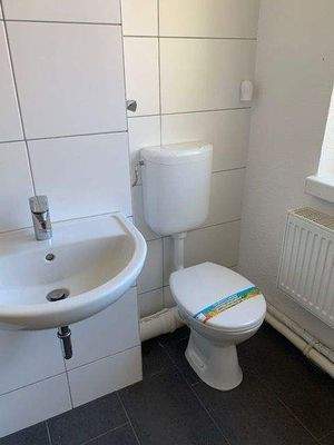 Waschtisch und WC