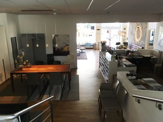 offener Bürobereich und Ausstellungsfläche  