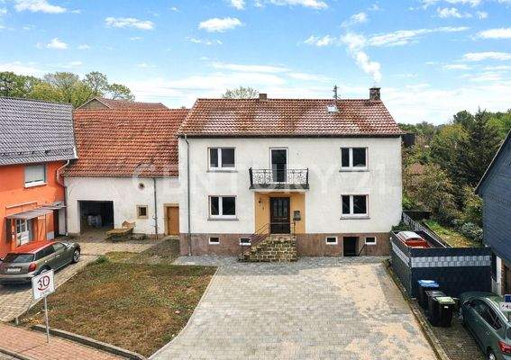 Straßenansicht des Einfamilienhauses in ruhiger Wohnlage