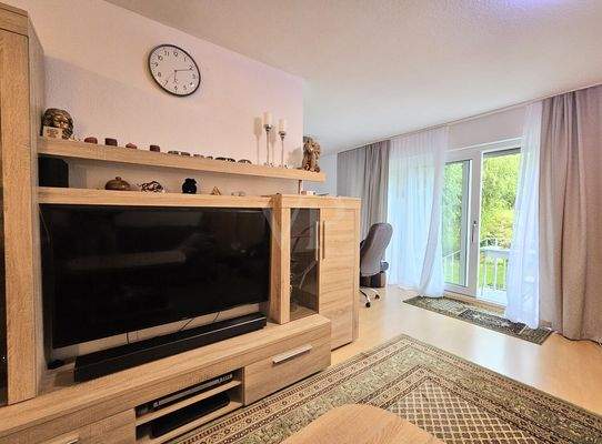 Wohnbereich mit Ausblick in den Garten