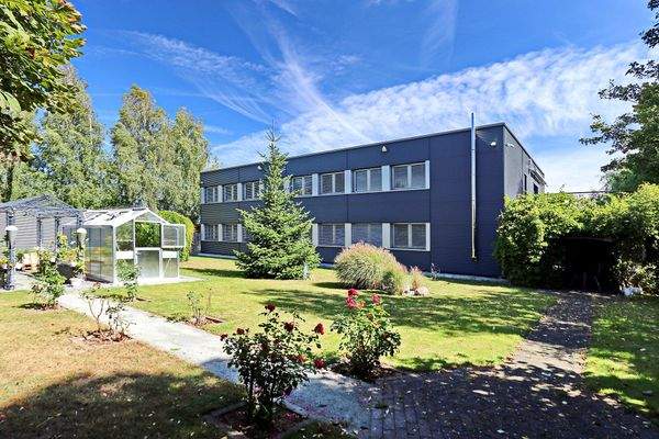 Bürogebäude mit Gartenanlage
