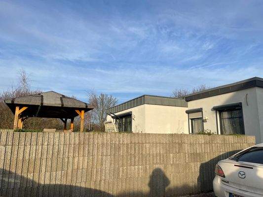 dazugehörender, vermieteter Bungalow 