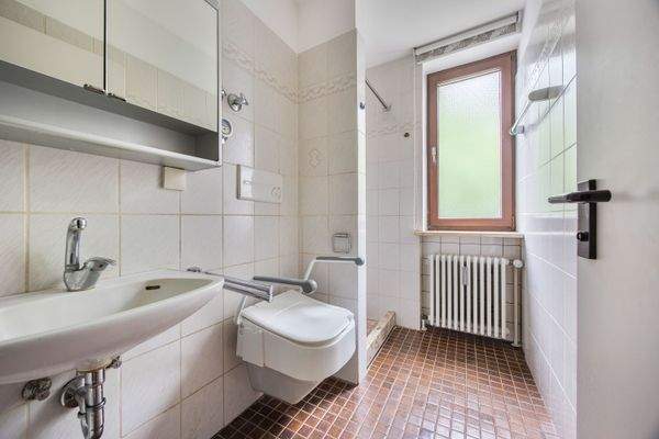 Badezimmer mit WC und Dusche