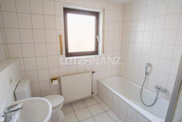 Bad mit Badewanne und Dusche.jpg