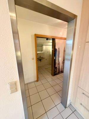 Blick aus der Wohnbereich zum Flur