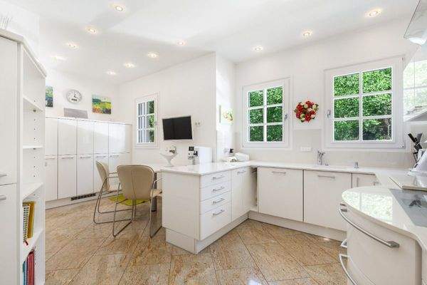 EG hochwertige, helle Einbauküche Bild 2