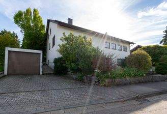 Hausansicht mit Garage