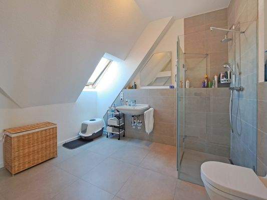 Tageslichtbad mit bodenebener Dusche im DG