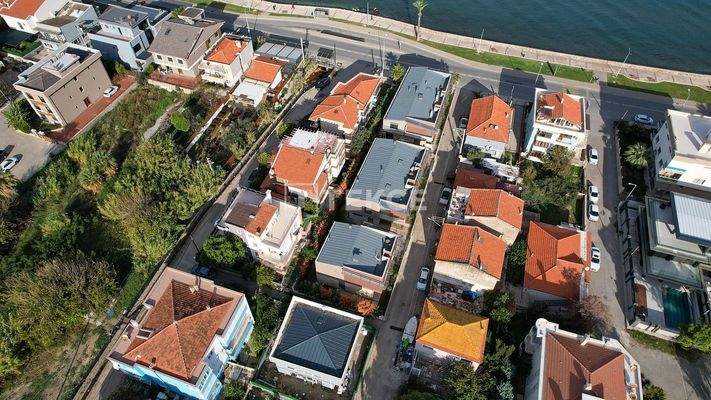 Seaview Villas with Private Gardens in İzmir Güzelbahçe