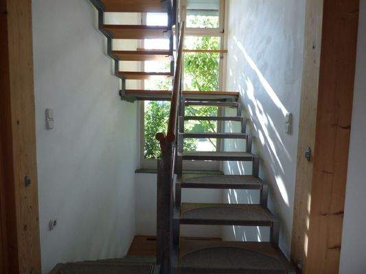 Helles Treppenhaus ins Obergeschoss