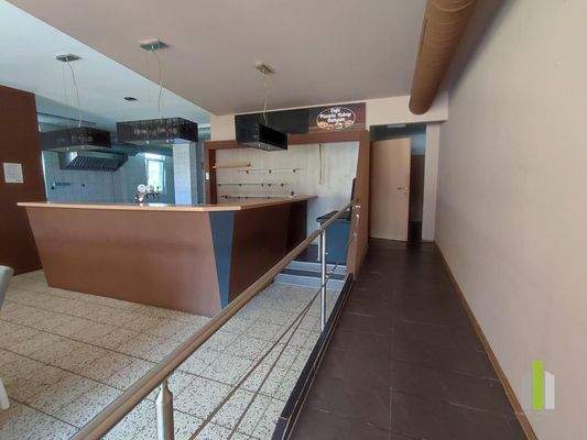 Barbereich mit Rampe zum WC