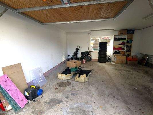 Hälfte einer Doppelgarage