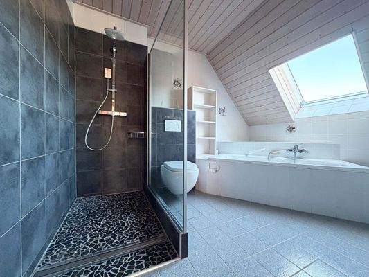 DG Badezimmer: Separate Badewanne und Duschkabine...alles an einem Ort