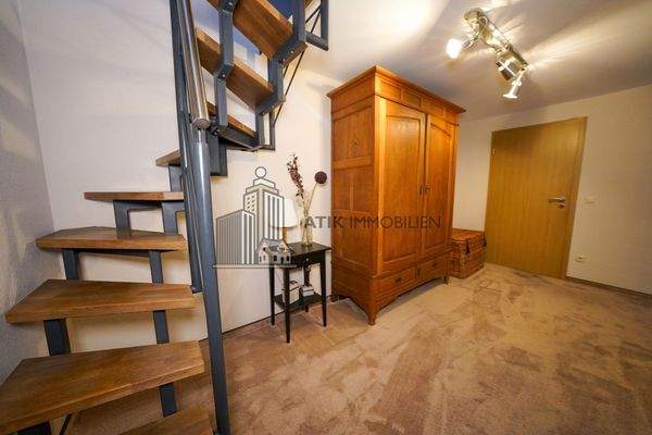 Flur/Treppenabgang in das UG