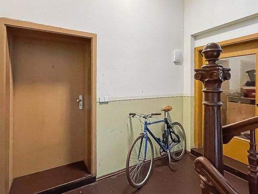 Treppenaus vor der Wohnung