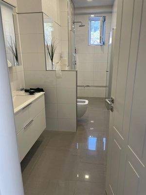 Badezimmer mit Dusche im OG