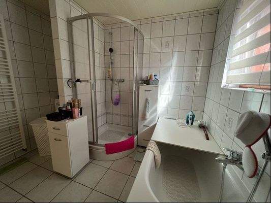 ... mit Wanne und Dusche