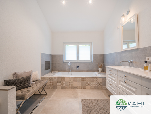 Badezimmer mit Badewanne 