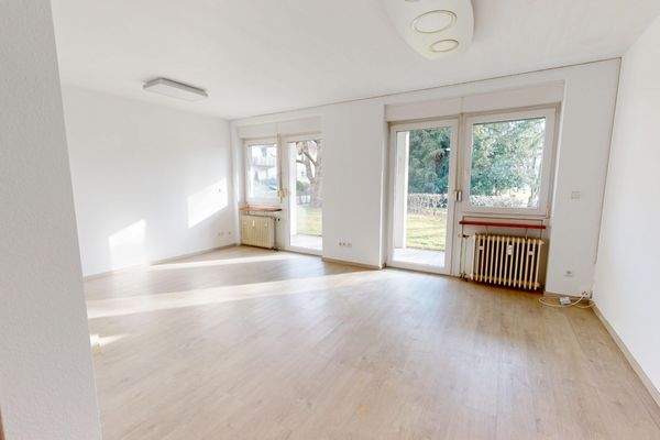 Großzügiges und lichtdurchflutetes Wohn- und Esszimmer mit Zugang zur Terrasse