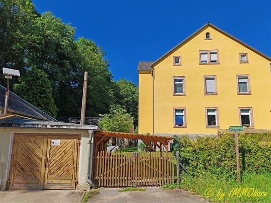 Mit Garage und Carport am Haus