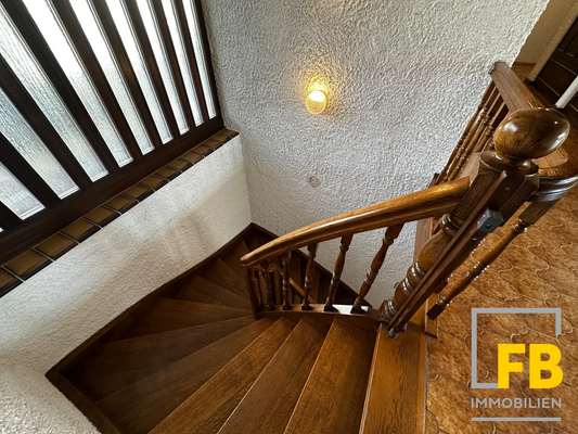 Eine Treppe führt vom OG ins UG