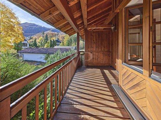großer überdachter Südbalkon