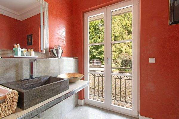 Helles Gäste-Badezimmer mit moderner Ausstattung u