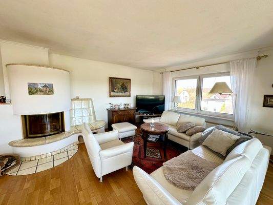 großes und sehr helles Wohnzimmer