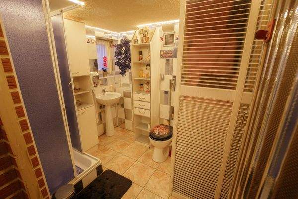 24 - Badezimmer Kellergeschoss.jpg