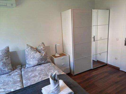 2. Schlafzimmer Schrank