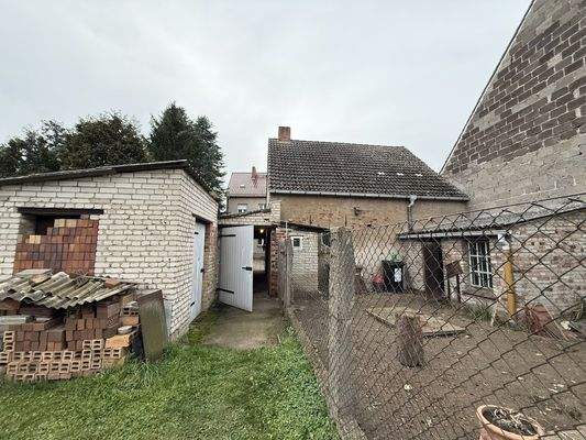 Nebengebäude + Hühnerhof