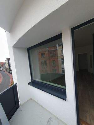 Balkon mit Blick auf Straße