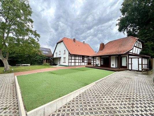 Terrasse und Hofansicht