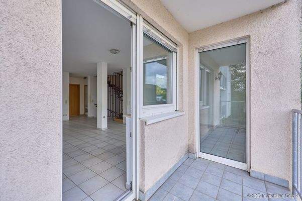 Vom Wohnbereich auf den Balkon