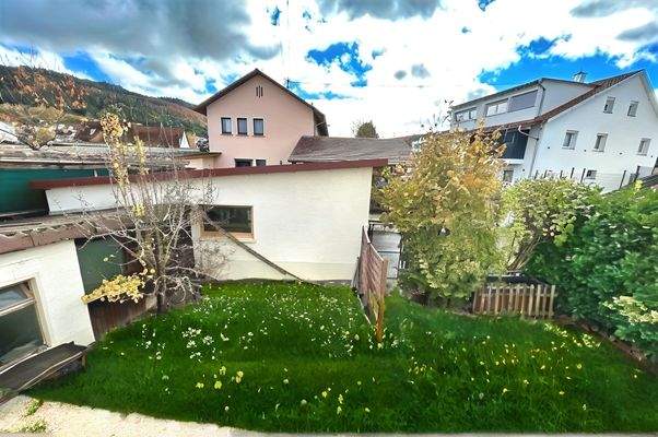 Blick vom OG in den Garten und auf die Garage