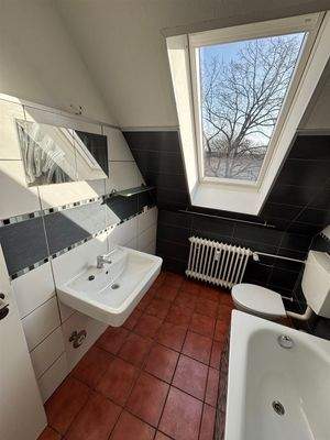 Bad mit Badewanne  (2)