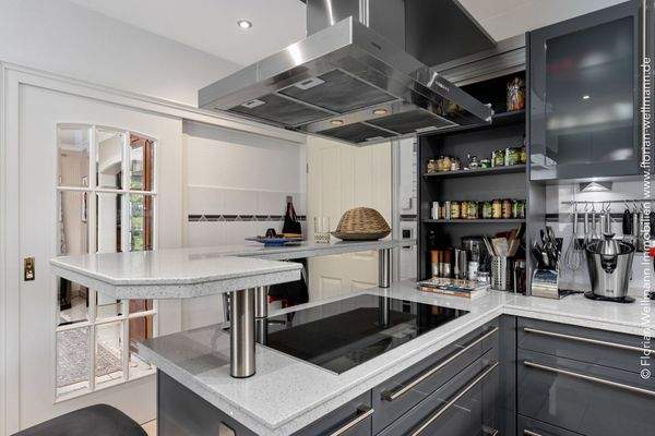 ... mit Küchentresen ...