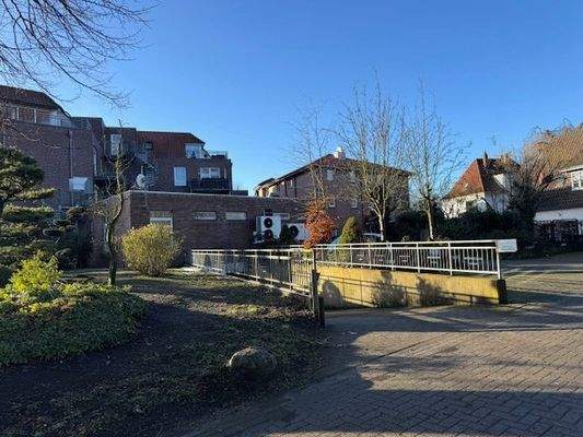 Rückseite des Gebäudes mit TG-Einfahrt